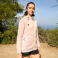 Chubasquero deportivo mujer Explorer V Woman. Color oro.