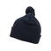 Gorro con pompón Bryan patch. Color azul oscuro.